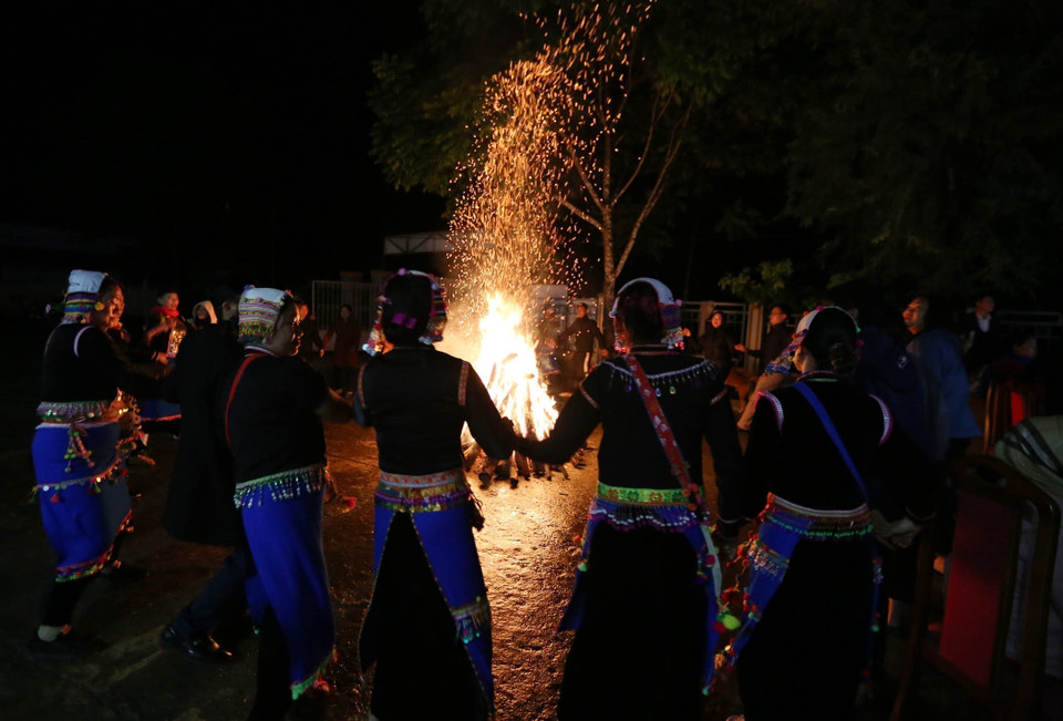 Múa hát vòng xòe thể hiện tình đoàn kết trong cộng đồng dân tộc Si La. (Ảnh: Quý Trung/TTXVN)
