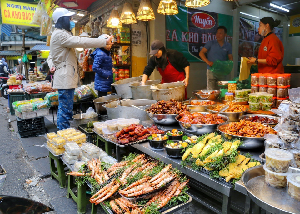 Người dân mua đồ cúng đêm Giao thừa Tết Quý Mão 2023. (Ảnh: Tuấn Đức/TTXVN)