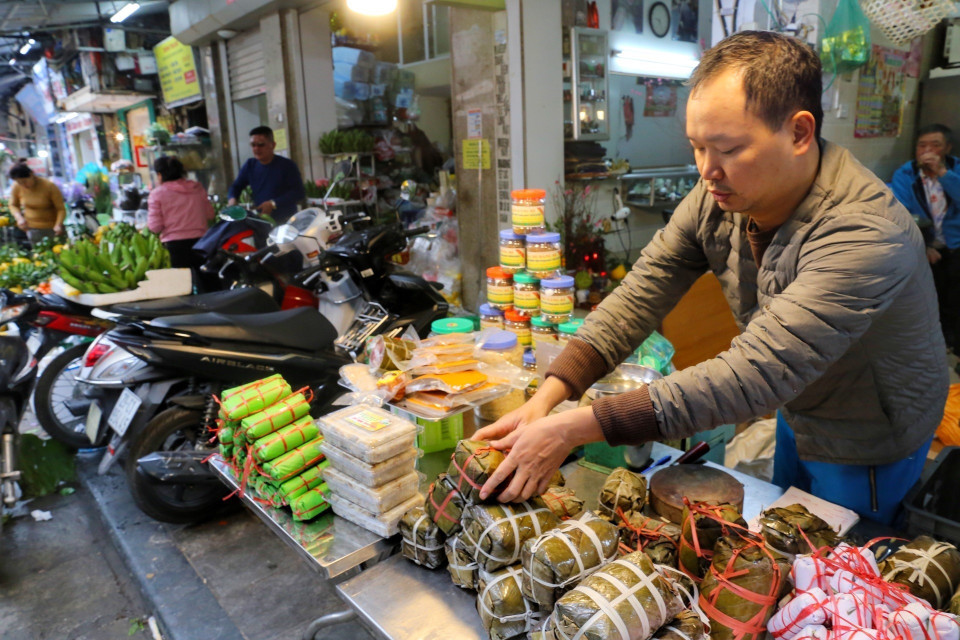 Giò, chả là những mặt hàng không thể thiếu trong mâm lễ cúng đêm Giao thừa. (Ảnh: Tuấn Đức/TTXVN)