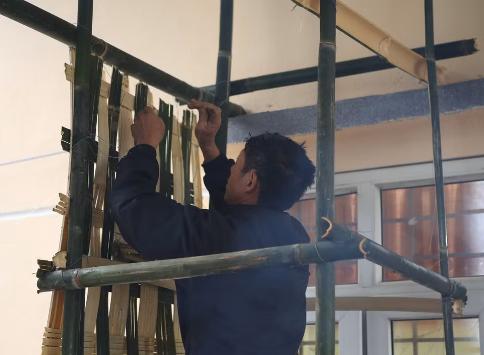 Trang trí bàn thờ tổ tiên. (Ảnh: Quý Trung/TTXVN)