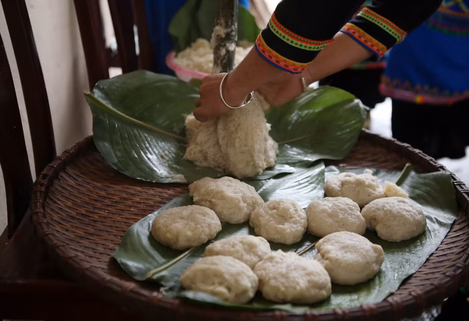 Bánh giầy được làm từ những bàn tay khéo léo của phụ nữ dân tộc Si La. (Ảnh: Quý Trung/TTXVN)