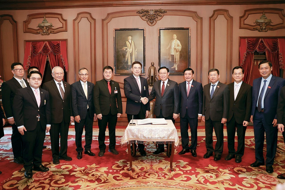 Chủ tịch Quốc hội Vương Đình Huệ với Ban Giám hiệu Đại học Chulalongkorn. (Ảnh: Doãn Tấn/TTXVN)