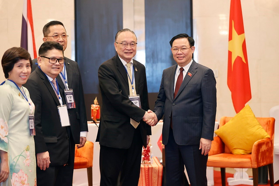 Chủ tịch Quốc hội Vương Đình Huệ tiếp ông Adirek Sripratak, Chủ tịch Ủy ban điều hành của Tập đoàn Charoen Pokphand (CP). (Ảnh: Doãn Tấn/TTXVN)