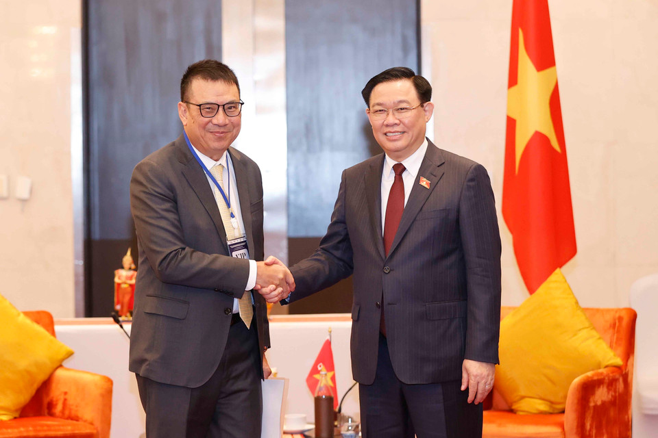 Chủ tịch Quốc hội Vương Đình Huệ tiếp ông Roongrote Rangsiyopash, Chủ tịch kiêm Tổng Giám đốc Tập đoàn SCG . (Ảnh: Doãn Tấn/TTXVN)