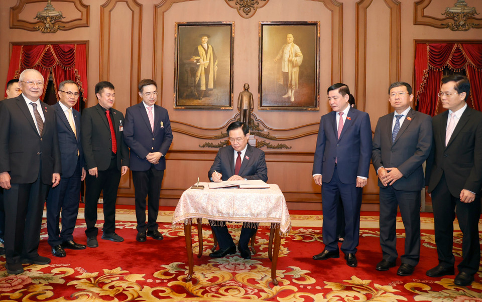 Chủ tịch Quốc hội Vương Đình Huệ ký Sổ lưu niệm tại Đại học Chulalongkorn. (Ảnh: Doãn Tấn/TTXVN)