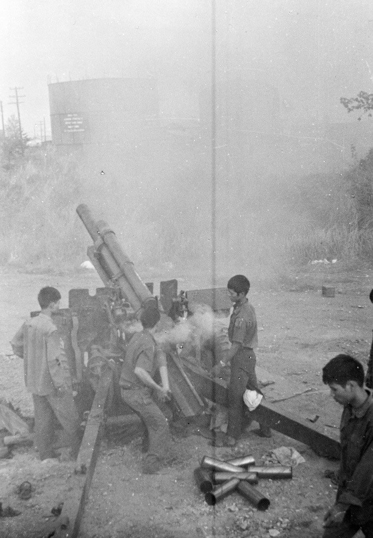 Đại bác của quân Giải phóng bắn vào sân bay Biên Hòa. Từ đầu tháng 4/1975, các binh đoàn chủ lực của ta từ khắp các hướng tiến về Sài Gòn, tấn công địch với sức mạnh vũ bão và tiêu diệt toàn bộ tuyến phòng thủ từ vòng ngoài của địch. (Ảnh: Tư liệu TTXVN)