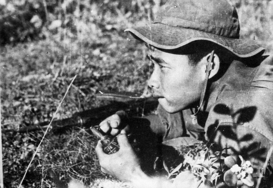 Quân giải phóng chờ đợi nổ súng để tiêu diệt căn cứ Dương Đế, Tam Kỳ (Quảng Nam). (Ảnh: Thanh Thôi/TTXVN)