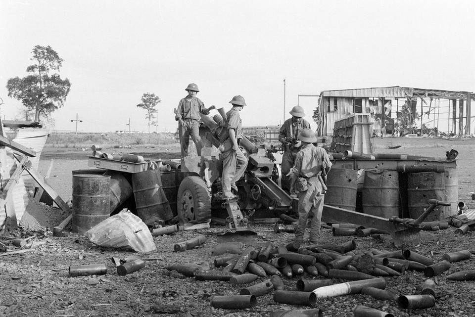 Quân Giải phóng chiếm trường Thiết giáp của ngụy tại căn cứ Nước Trong (Biên Hòa).Từ đầu tháng 4/1975, các binh đoàn chủ lực của ta từ khắp các hướng tiến về Sài Gòn, tấn công địch với sức mạnh vũ bão và tiêu diệt toàn bộ tuyến phòng thủ từ vòng ngoài của địch. (Ảnh: Hứa Kiểm/TTXVN)