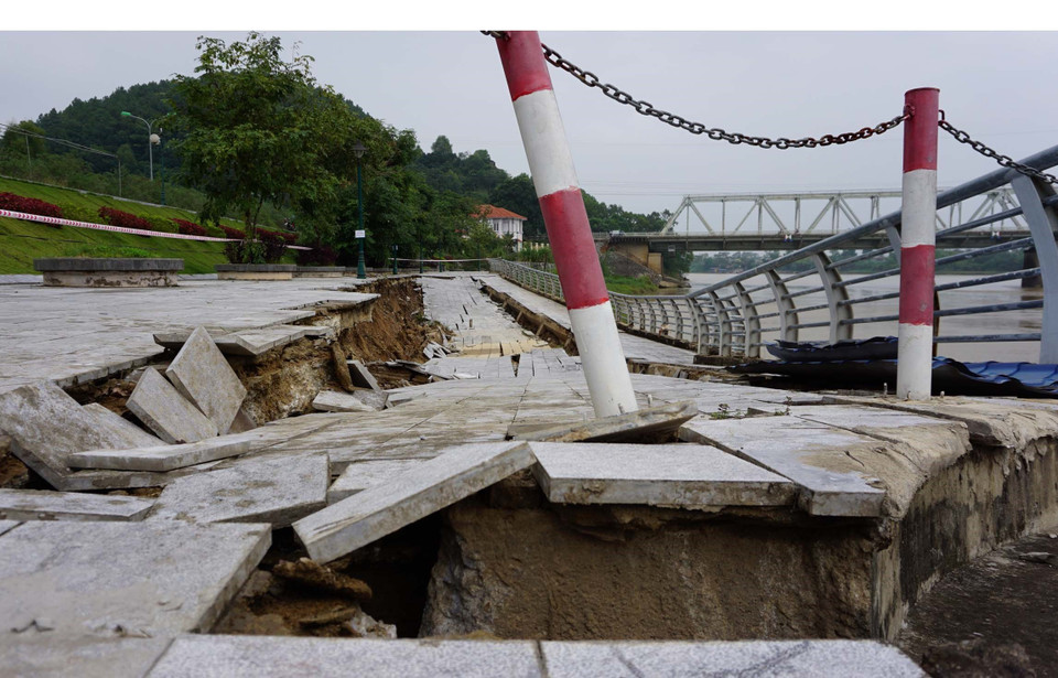 Kè đê hữu sông Mã sạt lở nghiêm trọng. (Ảnh: Trịnh Duy Hưng/TTXVN)