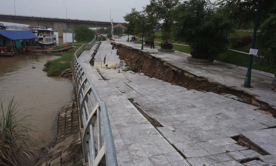 Cung sụt có chiều sâu từ 0,2-2m; điểm sụt gần nhất cách chân đê sông Mã 3,9m; phần cơ đá chân kè sạt lở từ 1-2m. (Ảnh: Trịnh Duy Hưng/TTXVN)