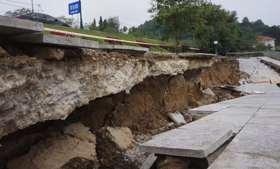 Đoạn kè bờ hữu sông Mã gần chân cầu Hàm Rồng (Thanh Hóa) bị sạt lở, sụt lún nghiêm trọng với chiều dài 59m đoạn từ K39+484 - K39+543. (Ảnh: Trịnh Duy Hưng/TTXVN)
