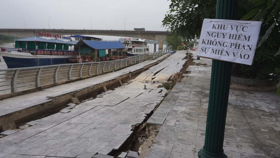 UBND phường Hàm Rồng cắm biển báo nguy hiểm do sạt bờ kè. (Ảnh: Trịnh Duy Hưng/TTXVN)