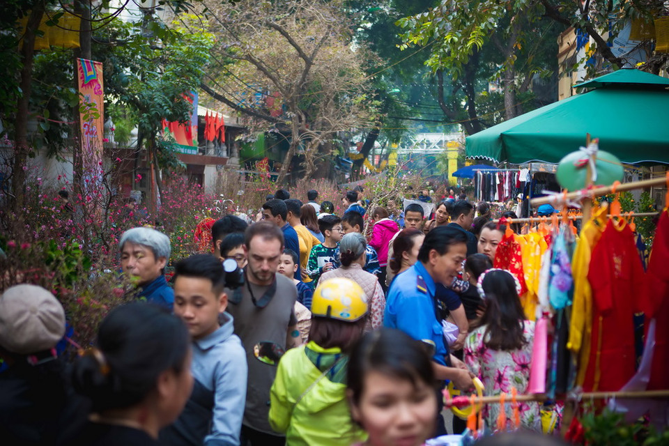 Chợ hoa Hàng Lược thì vẫn đông đúc người mua và vãn cảnh chợ Tết. (Ảnh: Trọng Đạt/TTXVN)