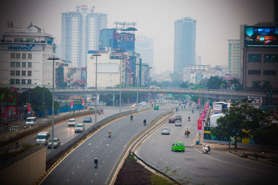 Thưa thớt các phương tiện lưu thông trên đường Trần Duy Hưng. (Ảnh: Trọng Đạt/TTXVN)