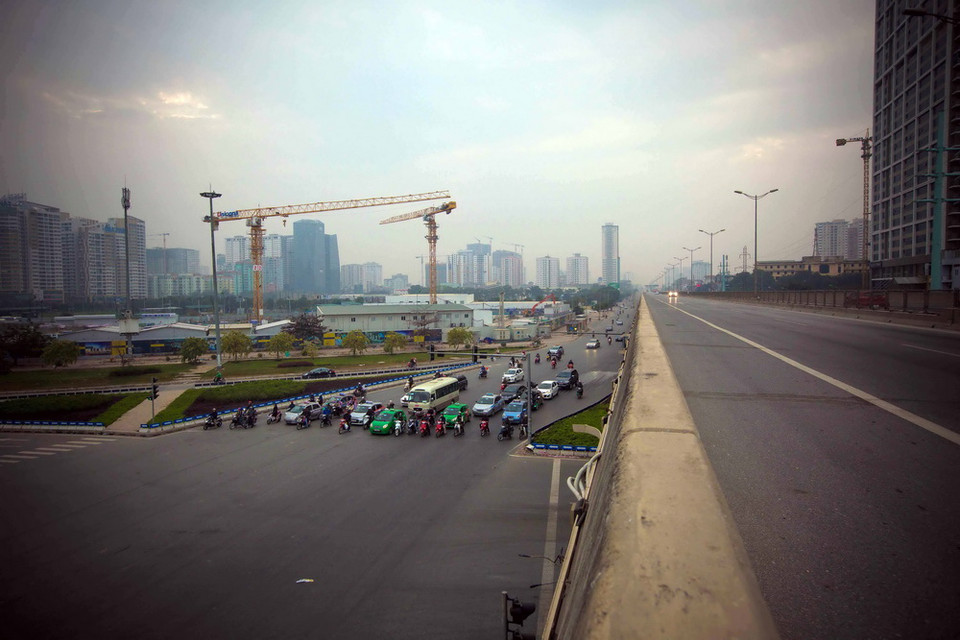 Ngã tư Trần Duy Hưng - Láng Hòa Lạc - Khuất Duy Tiến - Phạm Hùng. (Ảnh: Trọng Đạt/TTXVN)