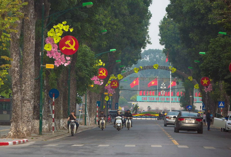 Đường Điện Biên Phủ trang trí cờ hoa đón xuân Đinh Dậu. (Ảnh: Trọng Đạt/TTXVN)