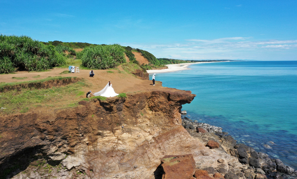 Với bờ biển dài hàng cây số, có làn nước trong xanh và cát trắng mịn màng, Mũi Trèo hiện là một trong những điểm đến yêu thích, thu hút nhiều du khách ghé thăm. (Ảnh: Hồ Cầu/TTXVN)