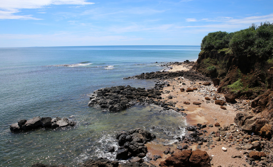 Những bãi đá tự nhiên tạo nên vẻ đẹp của Mũi Trèo. (Ảnh: Hồ Cầu/TTXVN)