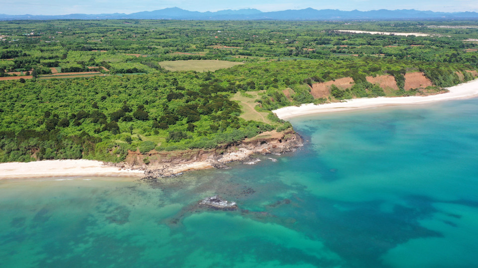 Hai bên Mũi Trèo là bờ biển dài hàng cây số có làn nước trong xanh và cát trắng mịn màng. (Ảnh: Hồ Cầu/TTXVN)