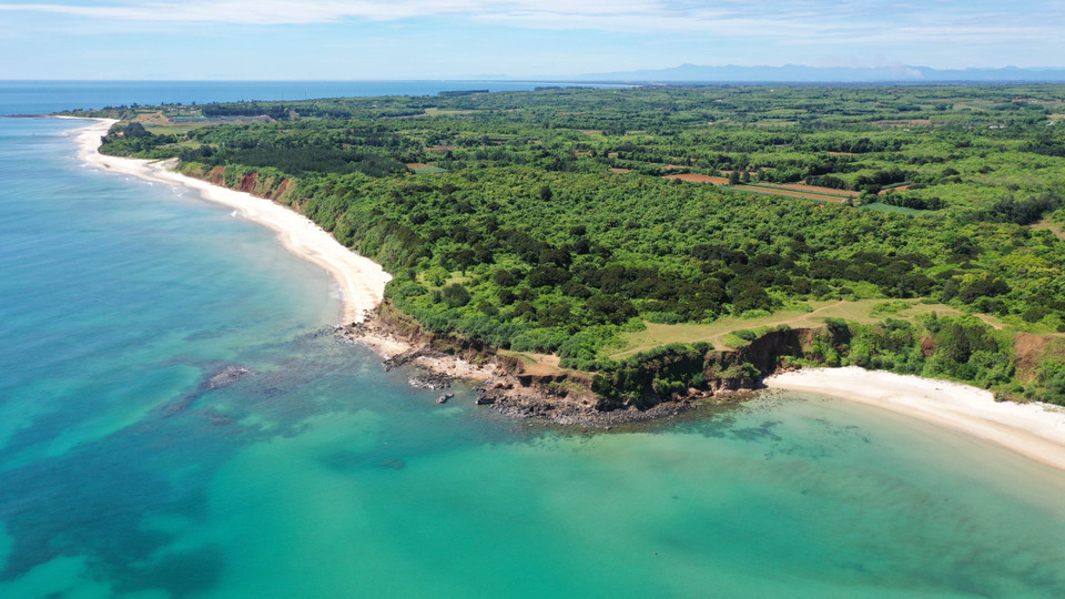 Hai bên Mũi Trèo là bờ biển dài hàng cây số có làn nước trong xanh và cát trắng mịn màng. (Ảnh: Hồ Cầu/TTXVN)