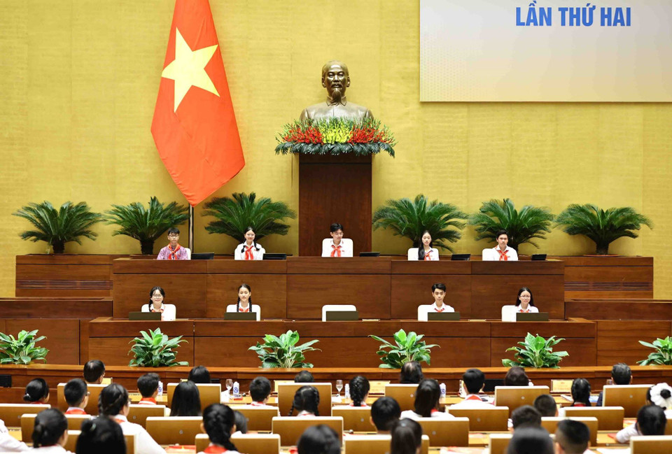 Đoàn Chủ tịch điều hành phiên họp. (Ảnh: Minh Đức/TTXVN)