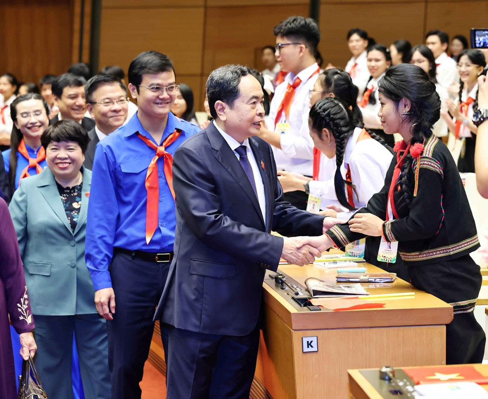 Chủ tịch Quốc hội Trần Thanh Mẫn với các đại biểu dự phiên họp giả định "Quốc hội trẻ em." (Ảnh: Minh Đức/TTXVN)