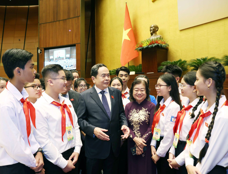 Chủ tịch Quốc hội Trần Thanh Mẫn với các đại biểu trẻ em dự Phiên họp giả định "Quốc hội trẻ em" lần thứ hai. (Ảnh: Thống Nhất/TTXVN)