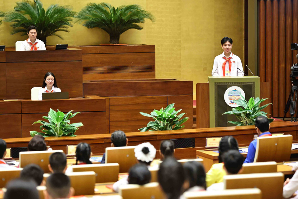 Chủ tịch Quốc hội trẻ em Lê Gia Vinh, học sinh lớp 8/5, Trường THCS Hùng Vương (huyện Trảng Bom, tỉnh Đồng Nai) phát biểu khai mạc phiên họp. (Ảnh: Minh Đức/TTXVN)