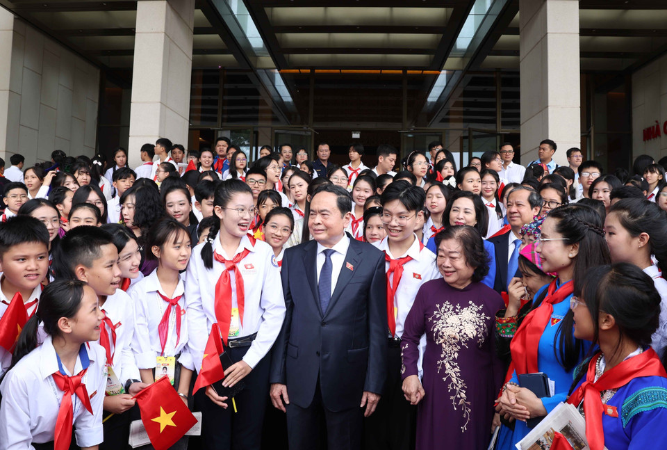 Chủ tịch Quốc hội Trần Thanh Mẫn và các đại biểu trẻ em tại Phiên họp giả định "Quốc hội trẻ em" lần thứ hai. (Ảnh: Thống Nhất/TTXVN)