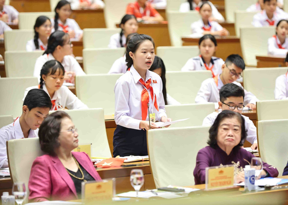 Bộ trưởng Bộ Văn hóa, Thể thao và Du lịch trẻ em trả lời chất vấn của đại biểu. (Ảnh: Minh Đức/TTXVN)