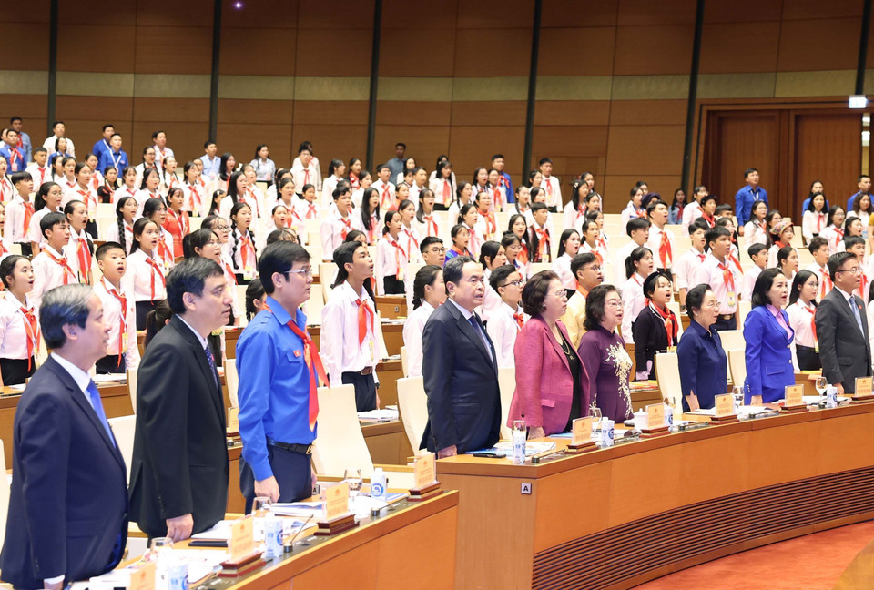 Chủ tịch Quốc hội Trần Thanh Mẫn và các đại biểu dự Phiên họp giả định "Quốc hội trẻ em" lần thứ hai thực hiện nghi lễ chào cờ. (Ảnh: Thống Nhất/TTXVN)