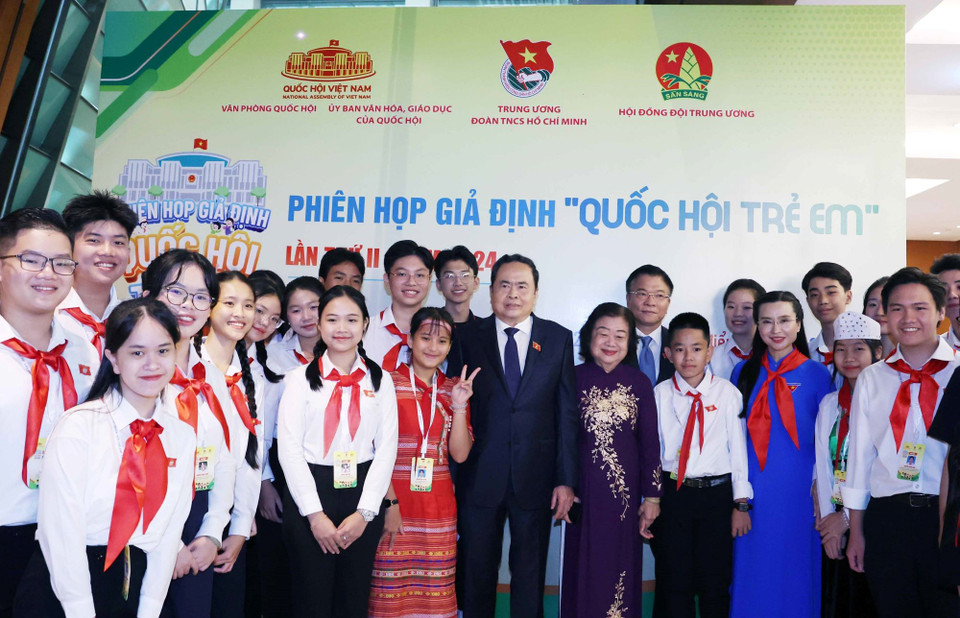 Chủ tịch Quốc hội Trần Thanh Mẫn với các đại biểu trẻ em dự Phiên họp giả định "Quốc hội trẻ em" lần thứ hai. (Ảnh: Thống Nhất/TTXVN)