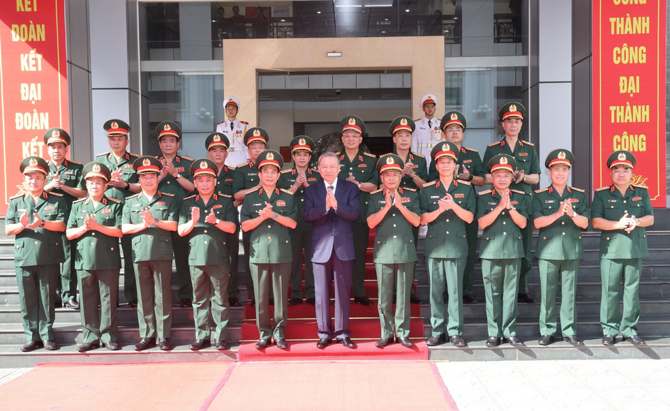 Tổng Bí thư, Chủ tịch nước Tô Lâm, các đồng chí lãnh đạo Bộ Quốc phòng và cán bộ, chỉ huy Tổng cục II chụp ảnh lưu niệm. (Ảnh: Trí Dũng/TTXVN)
