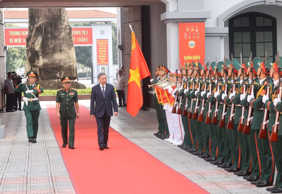 Tổng Bí thư, Chủ tịch nước Tô Lâm duyệt đội danh dự Tổng cục II, Bộ Quốc phòng. (Ảnh: Trí Dũng/TTXVN)