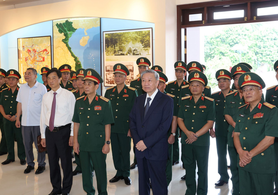 Tổng Bí thư, Chủ tịch nước Tô Lâm tham quan Bảo tàng Tổng cục II, Bộ Quốc phòng. (Ảnh: Trí Dũng/TTXVN)