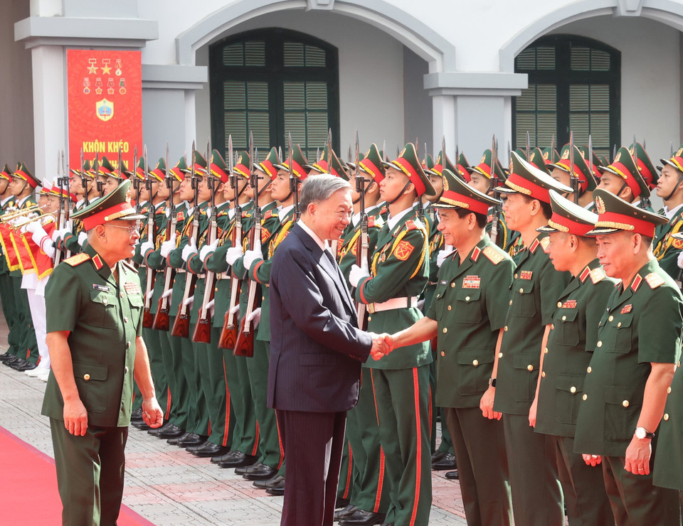 Tổng Bí thư, Chủ tịch nước Tô Lâm với lãnh đạo Bộ Quốc phòng và cán bộ, chỉ huy Tổng cục II. (Ảnh: Trí Dũng/TTXVN)
