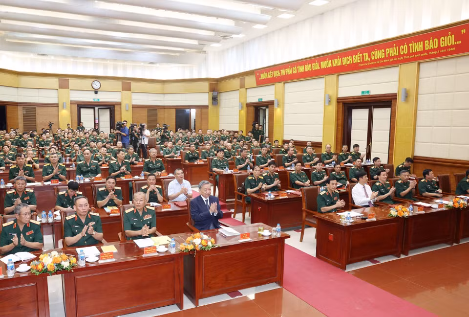 Tổng Bí thư, Chủ tịch nước Tô Lâm dự và làm việc với Tổng cục II, Bộ Quốc phòng. (Ảnh: Trí Dũng/TTXVN)