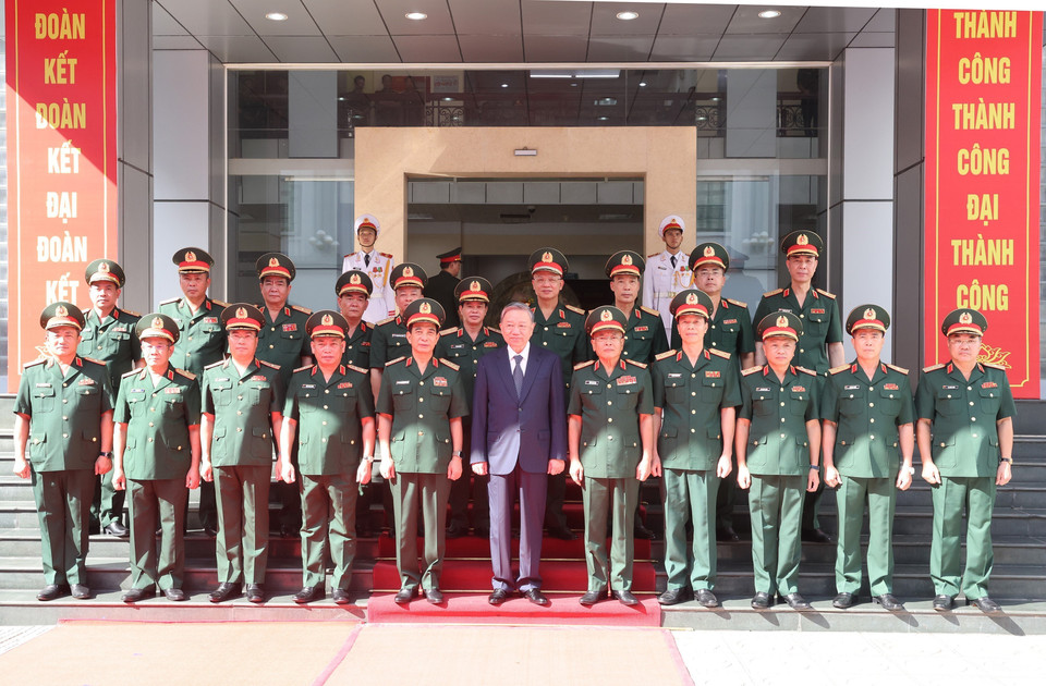 Tổng Bí thư, Chủ tịch nước Tô Lâm, các đồng chí lãnh đạo Bộ Quốc phòng và cán bộ, chỉ huy Tổng cục II chụp ảnh lưu niệm. (Ảnh: Trí Dũng/TTXVN)