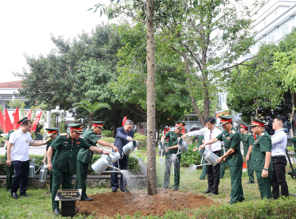 Tổng Bí thư, Chủ tịch nước Tô Lâm trồng cây lưu niệm tại Tổng cục II, Bộ Quốc phòng. (Ảnh: Trí Dũng/TTXVN)