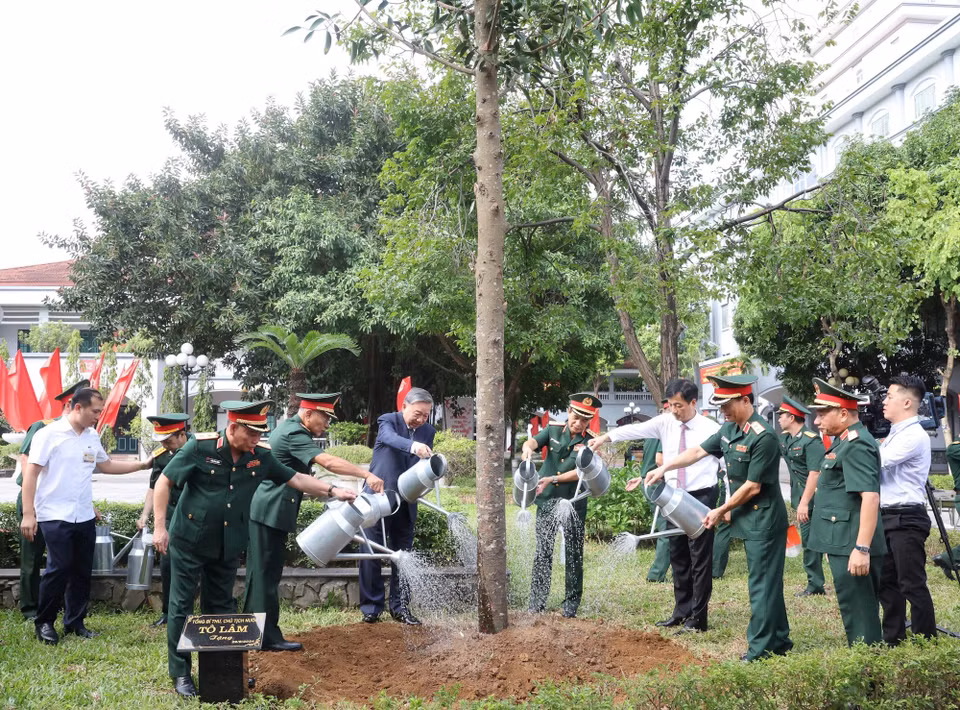 Tổng Bí thư, Chủ tịch nước Tô Lâm trồng cây lưu niệm tại Tổng cục II, Bộ Quốc phòng. (Ảnh: Trí Dũng/TTXVN)