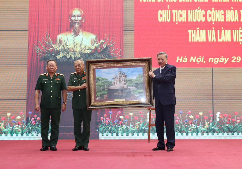 Tổng Bí thư, Chủ tịch nước Tô Lâm tặng bức tranh lưu niệm cho Tổng cục II, Bộ Quốc phòng. (Ảnh: Trí Dũng/TTXVN)