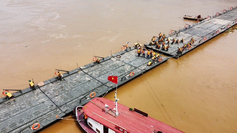 Cầu phao Phong Châu chính thức hợp long lúc 10h36 ngày 29/9/2024. (Ảnh: Hoàng Hiếu/TTXVN)