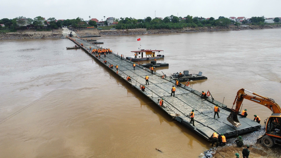 Cầu phao Phong Châu chính thức hợp long lúc 10h36 ngày 29/9/2024. (Ảnh: Hoàng Hiếu/TTXVN)