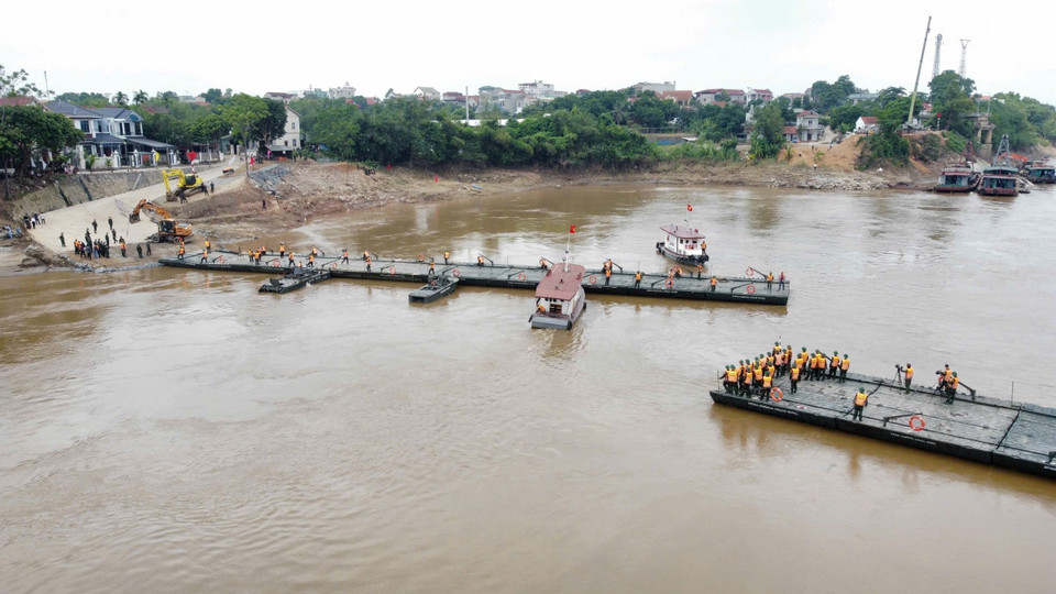 Công đoạn cuối cùng trước khi hợp long cầu phao Phong Châu lúc 10h36 ngày 29/9/2024. (Ảnh: Hoàng Hiếu/TTXVN)