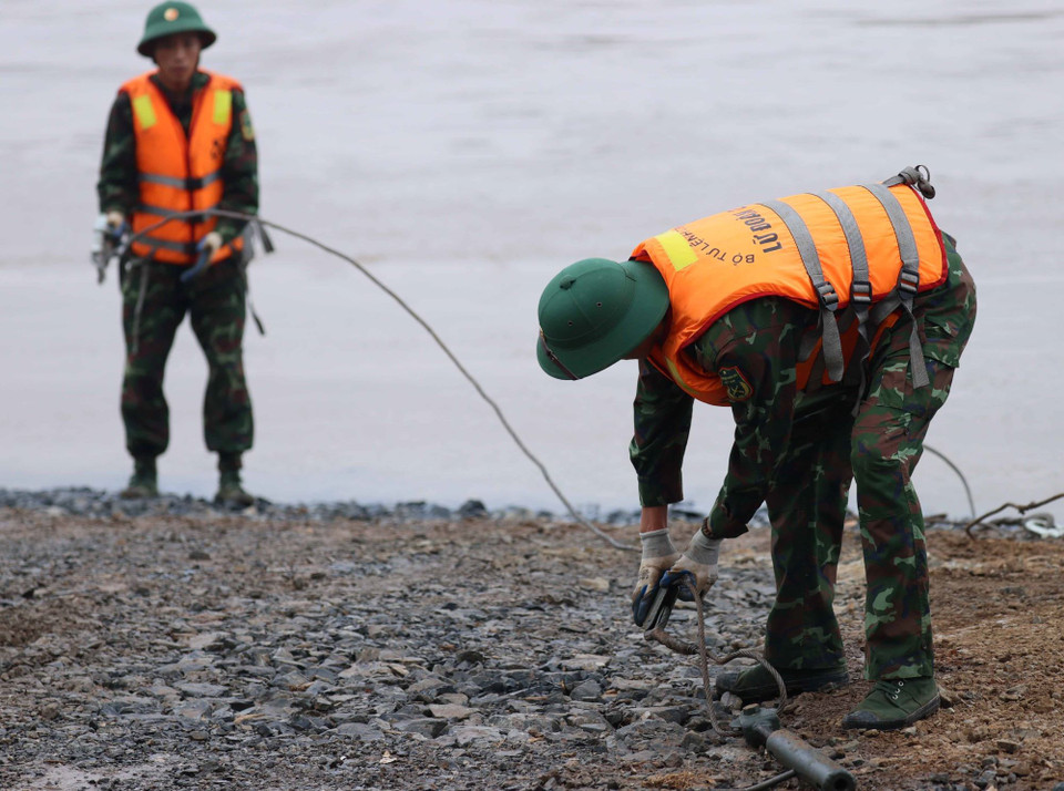 Đến 9h, công tác chuẩn bị đã hoàn tất, sẵn sàng cho việc lắp đặt cầu phao dã chiến. (Ảnh: Hoàng Hiếu/TTXVN)