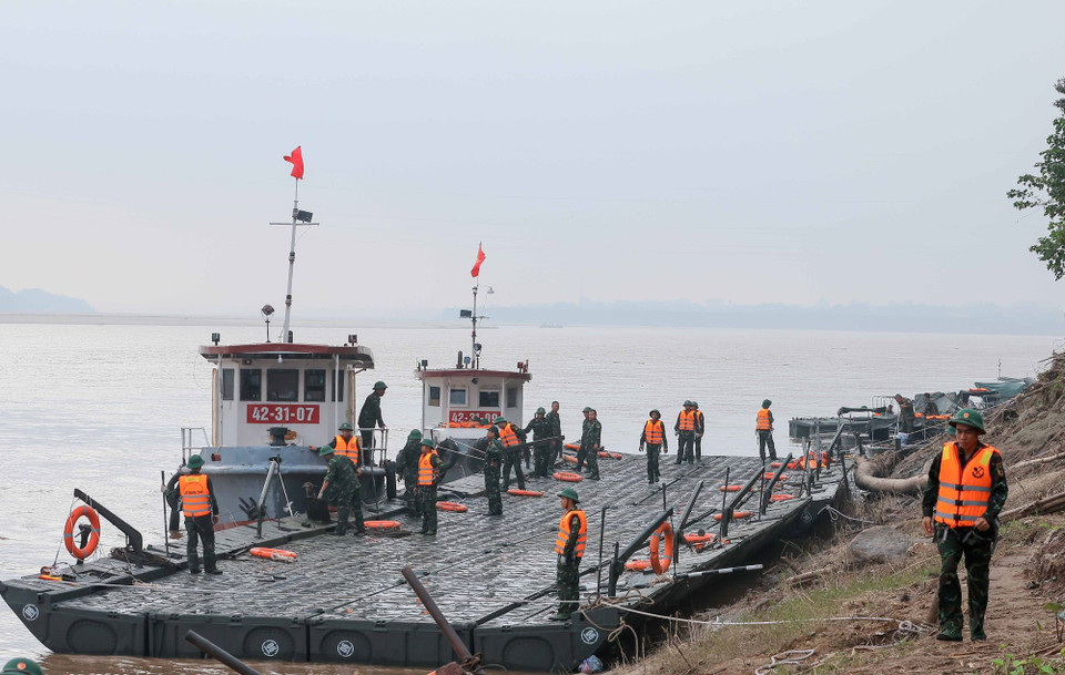 Lực lượng công binh đang triển khai sẵn sàng lắp đặt cầu phao. (Ảnh: Hoàng Hiếu/TTXVN)