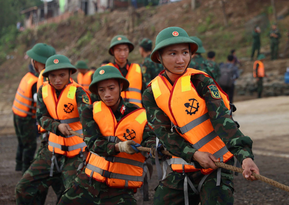 Lực lượng công binh đưa các đốt khơi đến vị trí lắp đặt. (Ảnh: An Đăng/TTXVN)