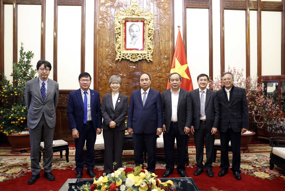 Chủ tịch nước Nguyễn Xuân Phúc chụp ảnh chung với Chủ tịch Công ty TNHH Giáo dục Y khoa Nhật Bản Kusumi Mari và các đại biểu. (Ảnh: Thống Nhất/TTXVN)