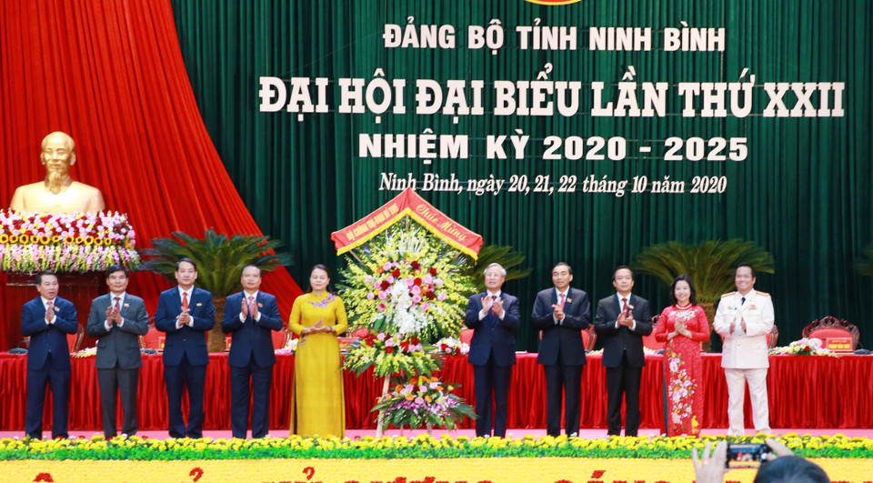 Ông Trần Quốc Vượng, Ủy viên Bộ Chính trị, Thường trực Ban Bí thư đến tặng hoa chúc mừng Đại hội. (Ảnh: Phương Hoa/TTXVN)