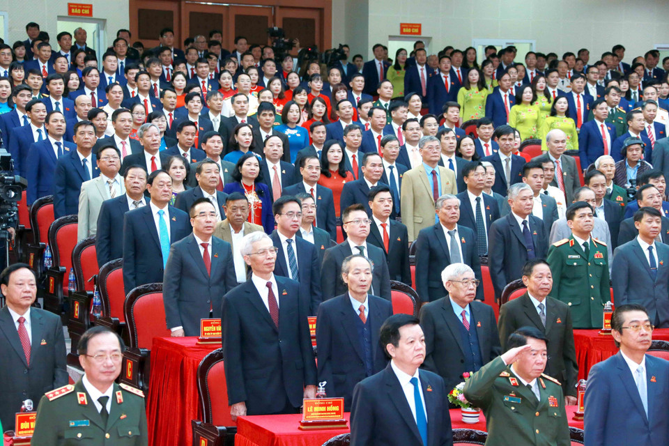 Đại biểu thực hiện nghi thức chào cờ. (Ảnh: Phương Hoa/TTXVN)